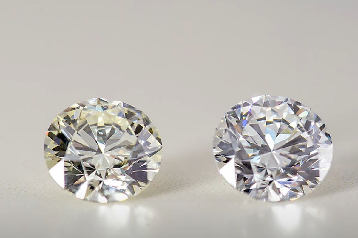 Colorless diamond on the right and j color diamond on the left side.