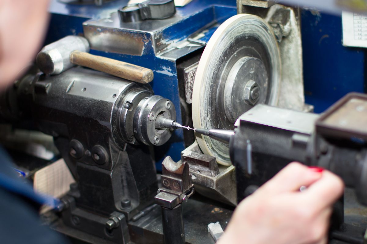 Diamond cutting and polishing taking place with the help of machine.