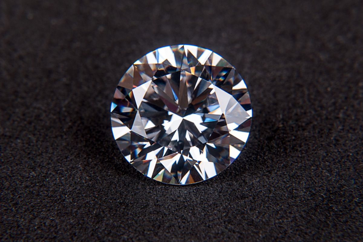 Diamond sparkle shown in the image with a diamond and its crown view.