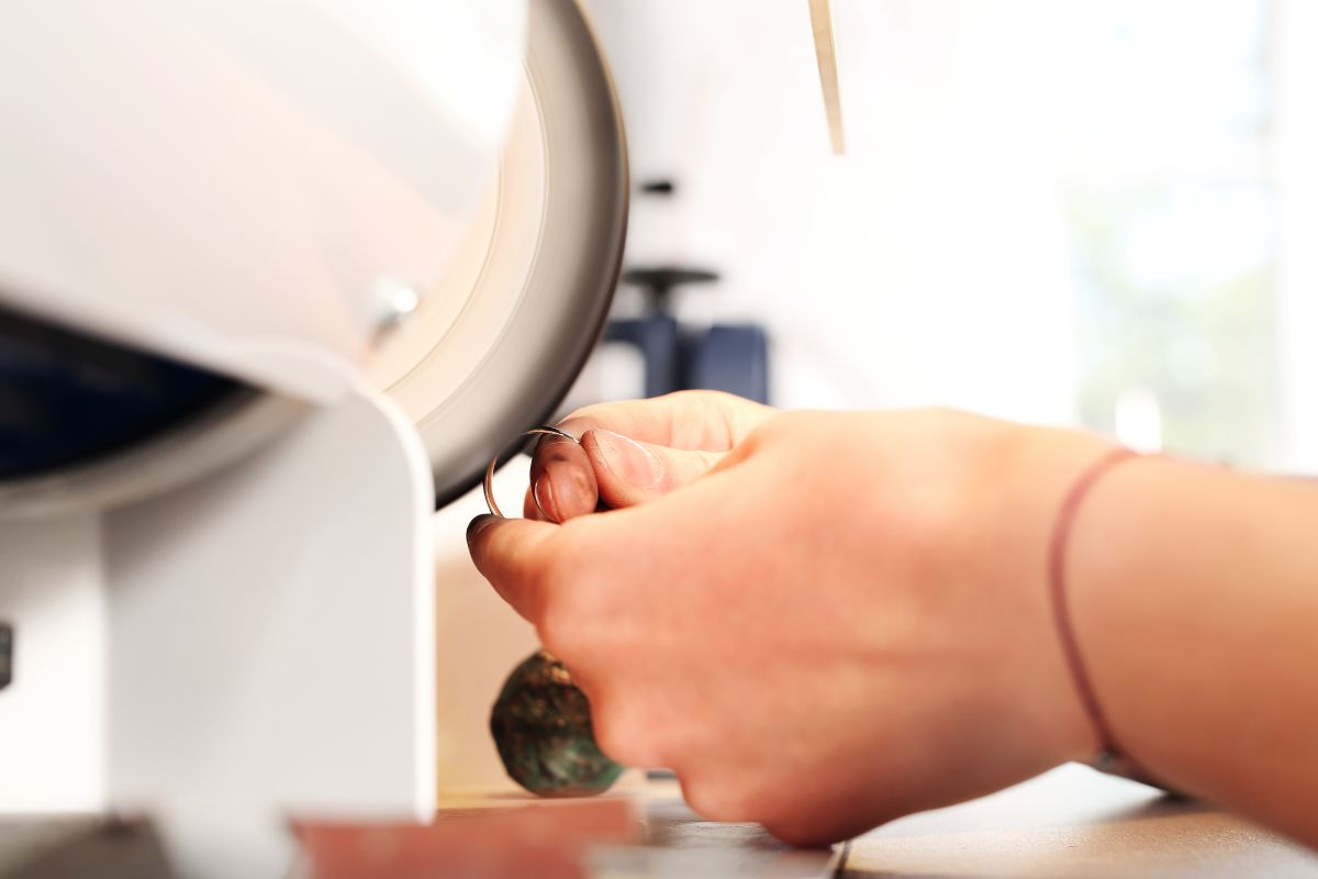 Polishing of diamond ring by the craftsman.