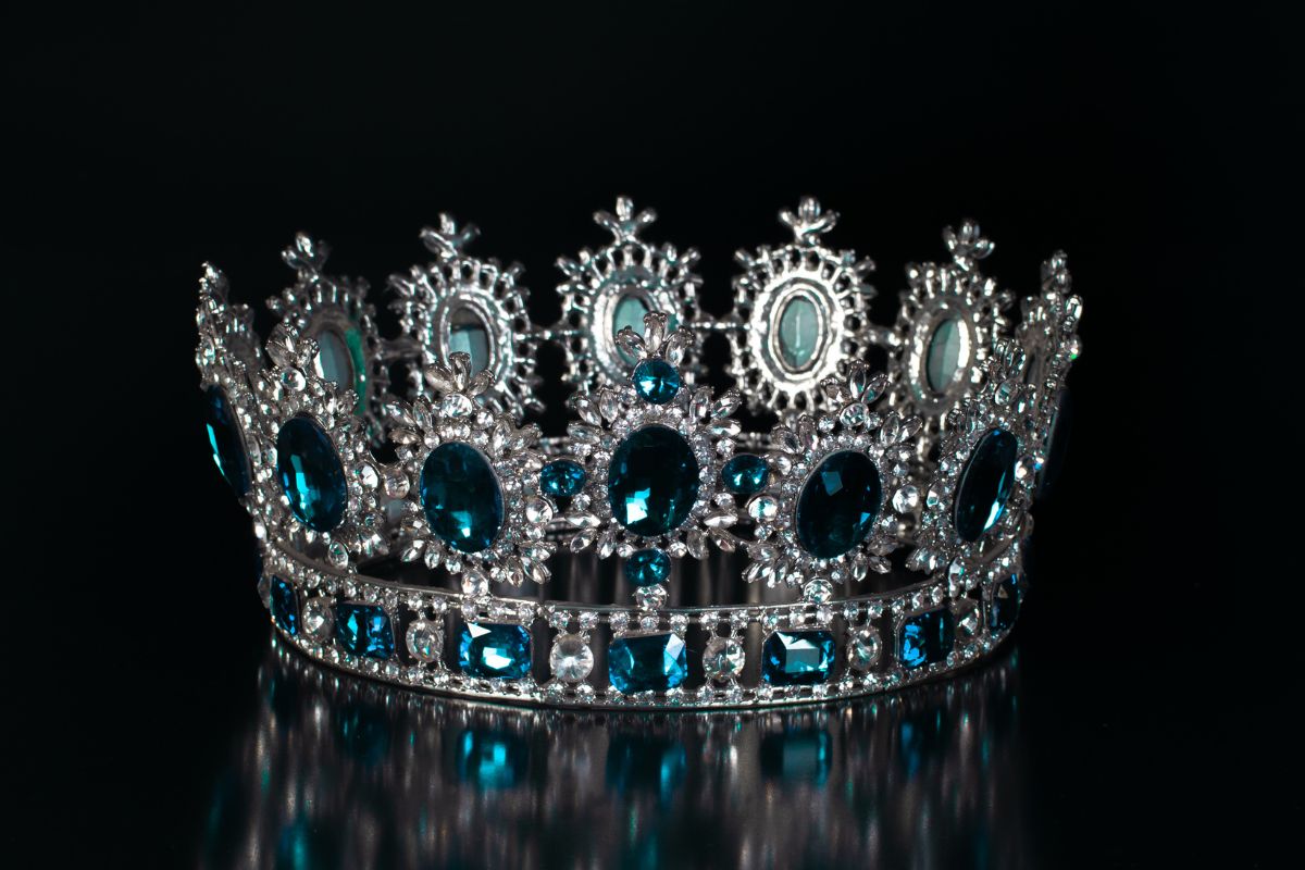 Queen's crown full of blue topaz engraved in it