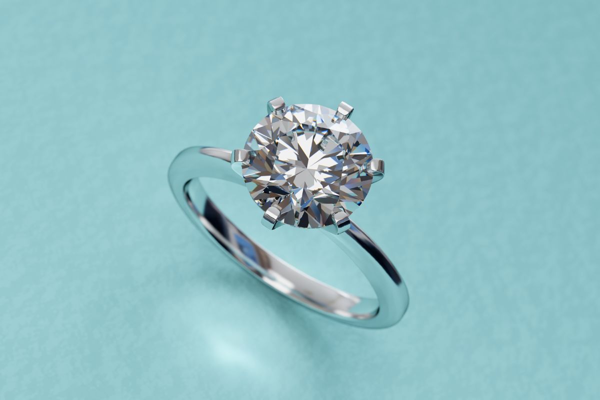 Shinning prong setting diamond ring