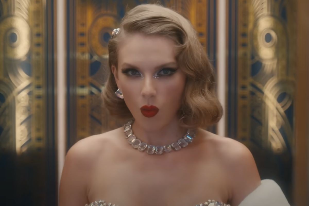 Taylor swift wearing heavy diamond jewelry for her music video