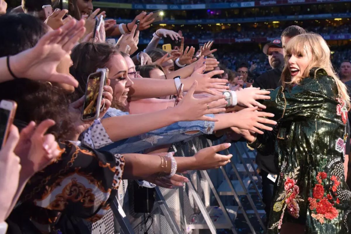 Taylor swift with her fans.