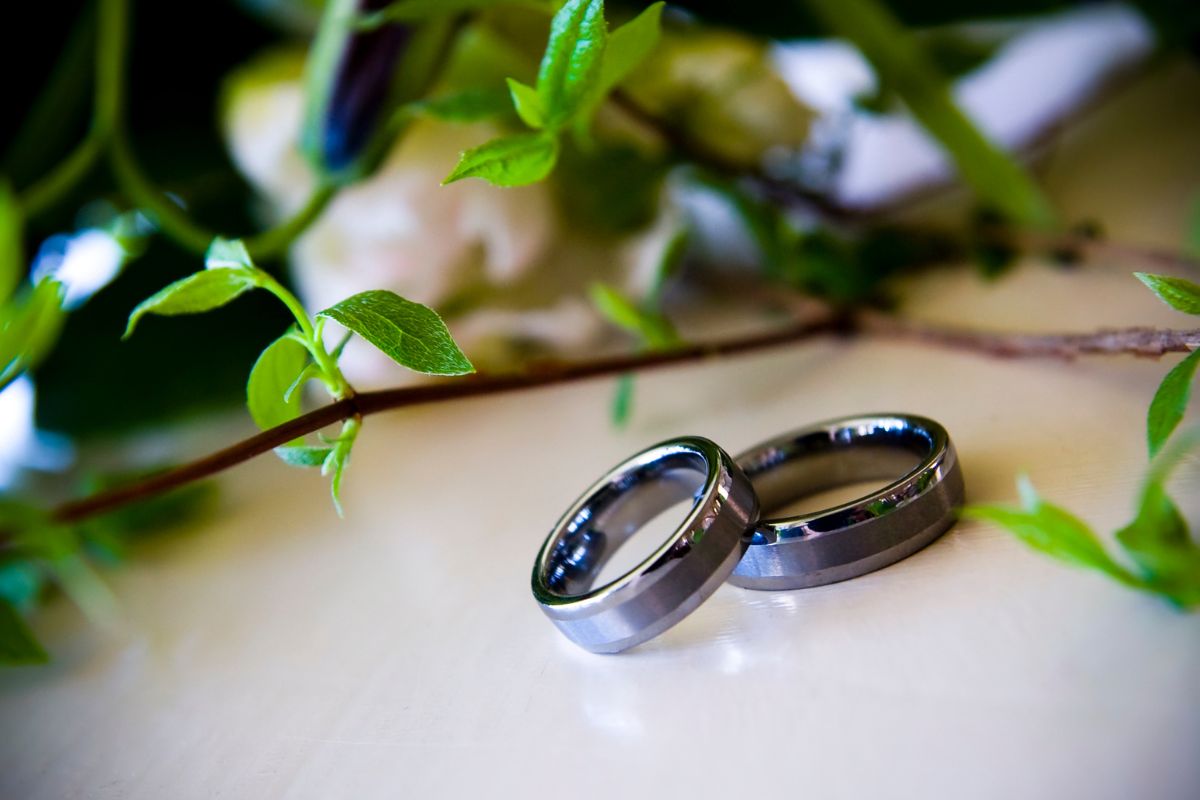 Two flat wedding band of platinum metal