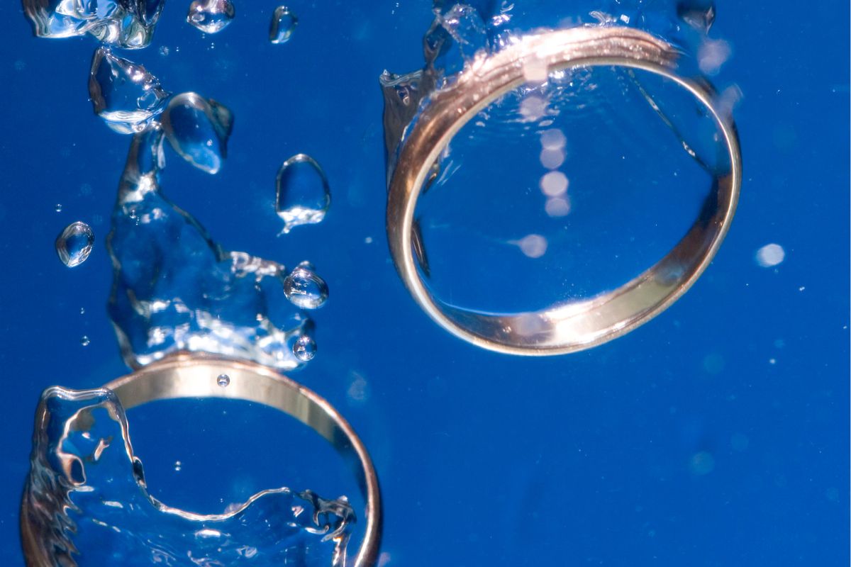 Two rings sinking under the water.