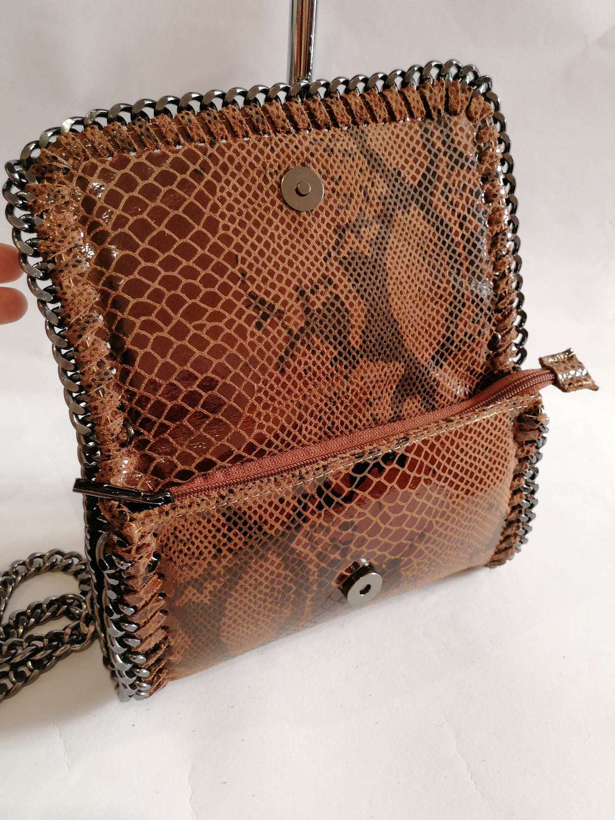 pochette catena marrone aperta