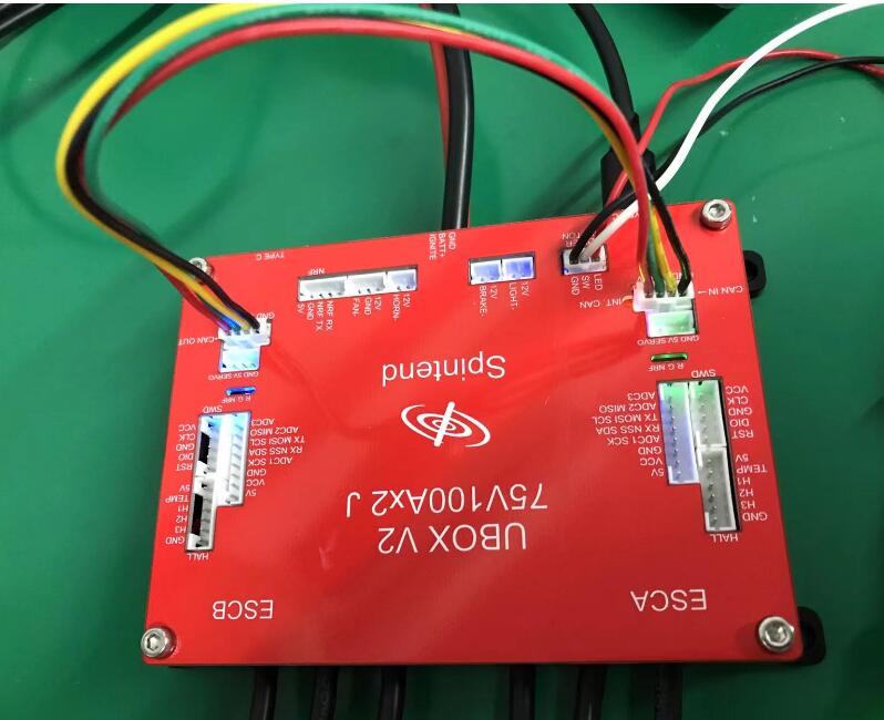 can connect in each side of esc