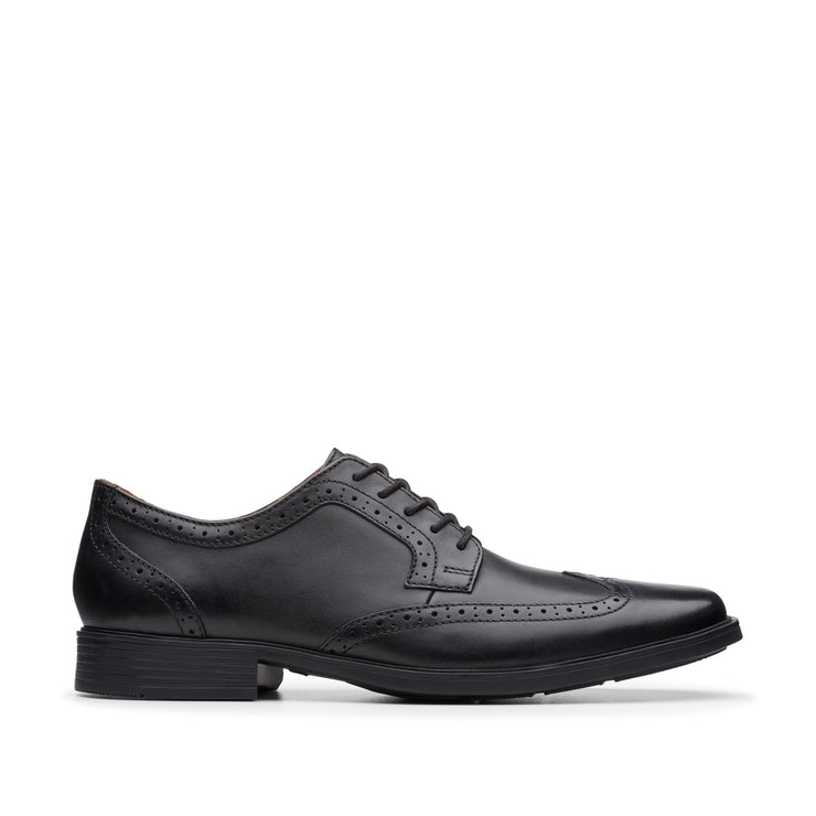 clarks wingtip shoes