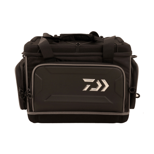 https://cdn.shopify.com/s/files/1/0274/5742/1427/products/daiwa-hard-top-bag-black-202285_540x.png?v=1703010538