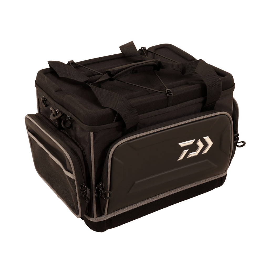 https://cdn.shopify.com/s/files/1/0274/5742/1427/products/daiwa-hard-top-bag-black-475801_1024x.png?v=1703010538