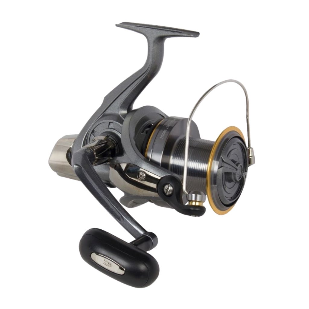 https://cdn.shopify.com/s/files/1/0274/5742/1427/products/daiwa-shorecast-6000-surf-reel-566031_1024x.jpg?v=1703010734