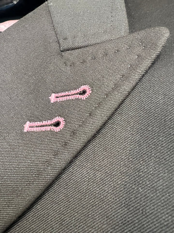 Grey suit with lapel eyelet in pink