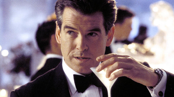 Pierce Brosnan como James Bond bebiendo Martini