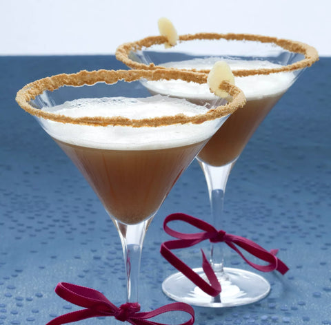 Cóctel de martini con broche de jengibre