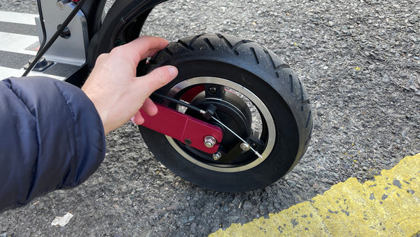 Reviewer with tyres of Inokim Quick 4 Super electric scooter