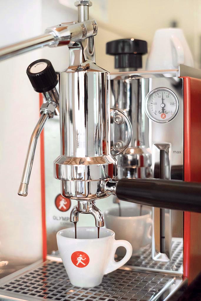 Extraction with the two spouts portafilter on the Olympia Cremina SL