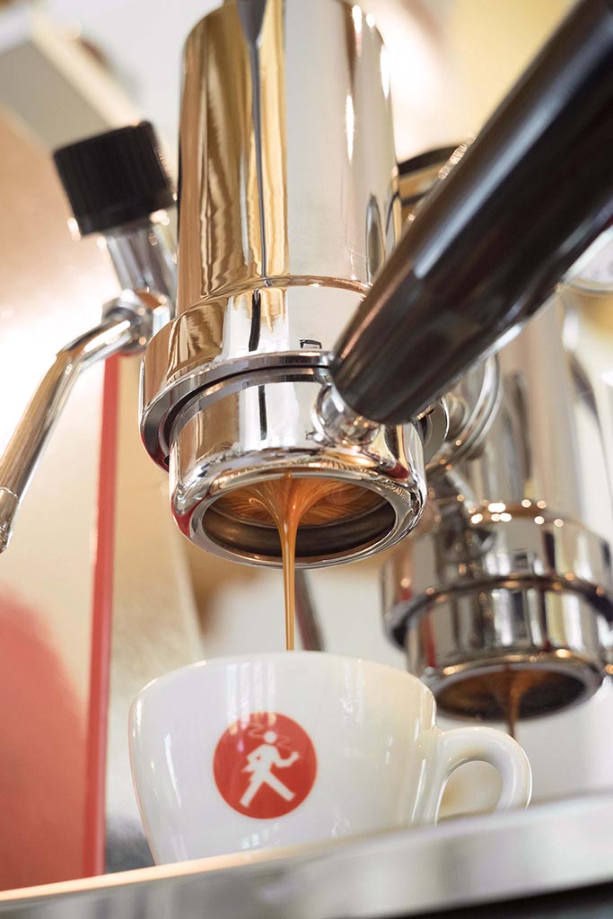 Extraction with the bottomless portafilter on the Olympia Cremina SL