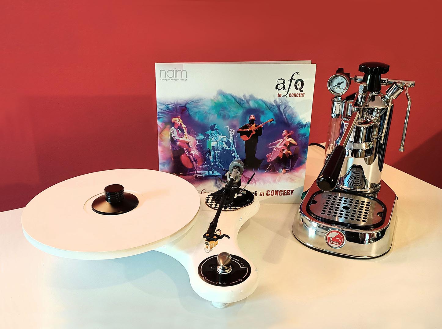 On the left: turntable with Funk Firm Vector V base, ADC ALT-1 tonearm and Benz Micro MC Gold cartridge; in the middle: 180g. vinyl by Antonio Forcione Quartet; on the right: La Pavoni Professional