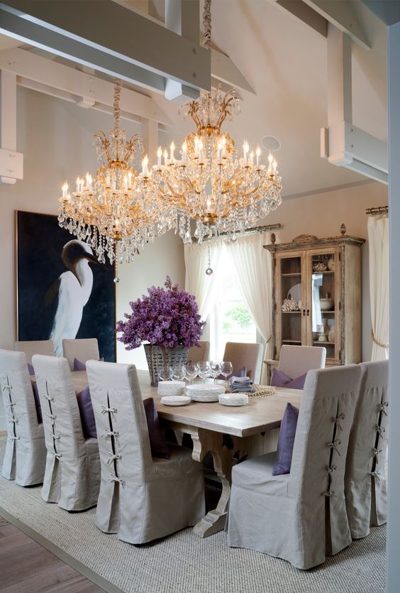 Dining room, beamed ceiling and crystal chandeliers.: 