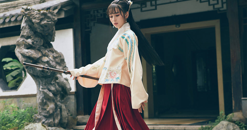 Femme-en-Hanfu-avec-bambou