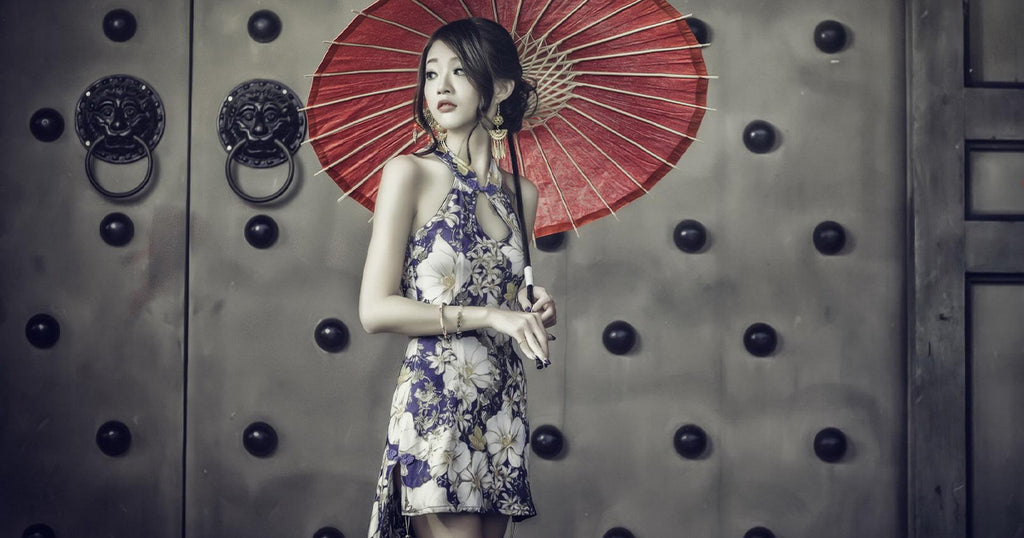 Femme-qipao-et-ombrelle