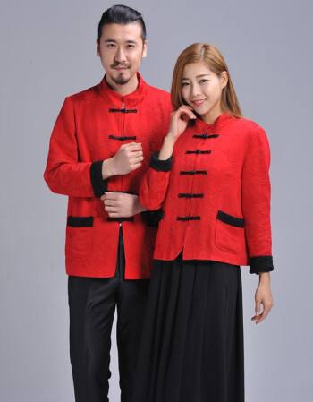 jeune couple en tangzhuang rouge