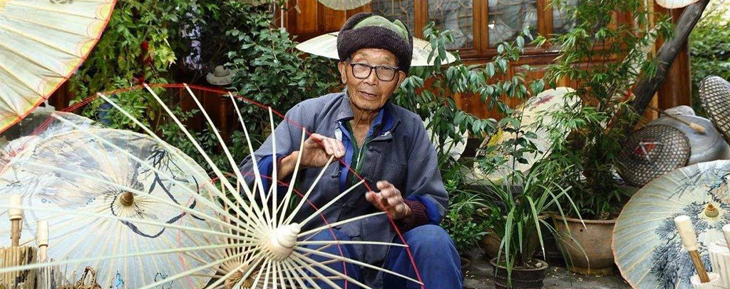 vieil-homme-fabriquant-d'ombrelle