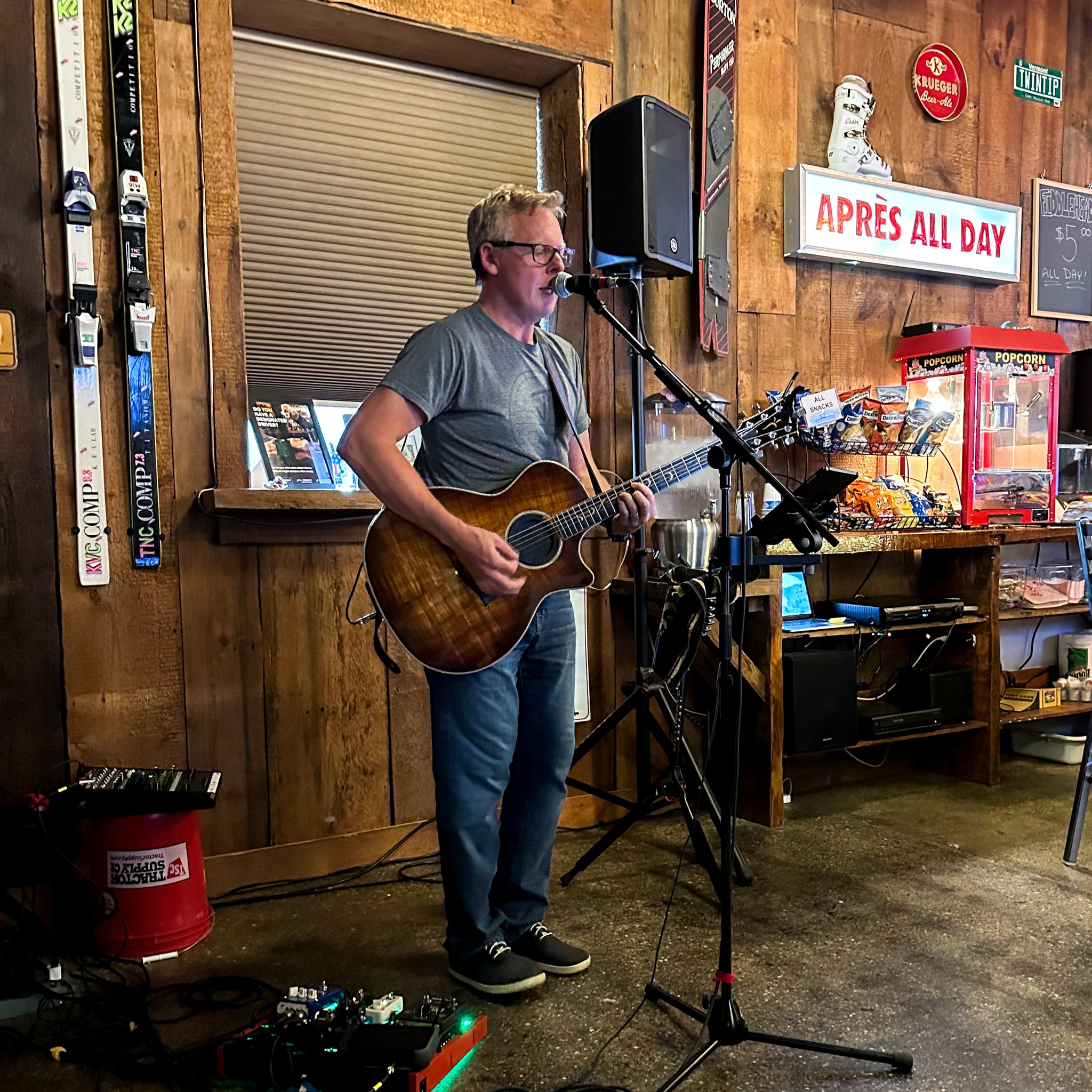 Acoustic Rodney playing on stage at Jbrewskis