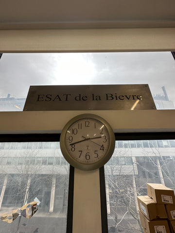 Horloge et panneau avec l'inscription Esat de la Bièvre 