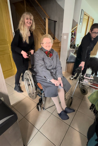 Paulette se prépare pour aller faire de la trottinette adaptée