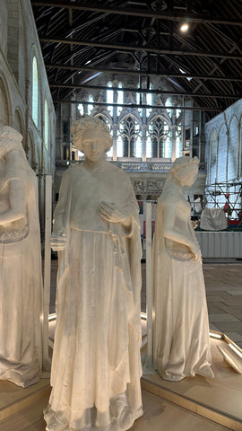 Statues de la salle des Pas Perdus à Poitiers.