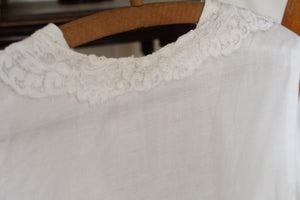 Antique linen sleeveless blosue with lace collar, size S