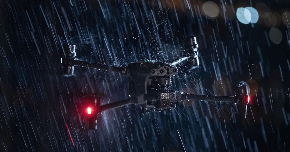 drone flyver i regnvejr