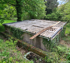 picture of large asbestos garage roof