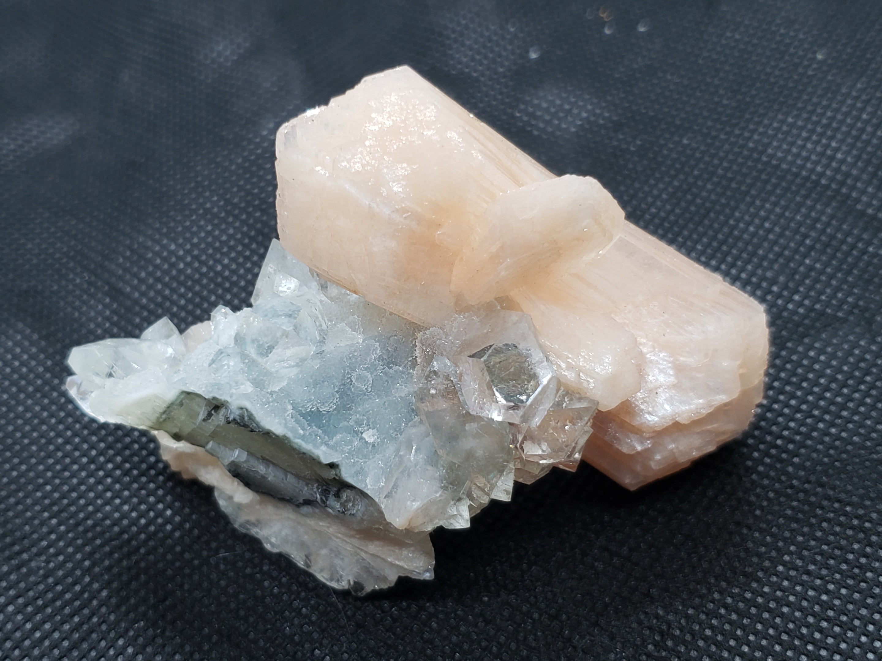 Stilbite w Apophyllite specimen