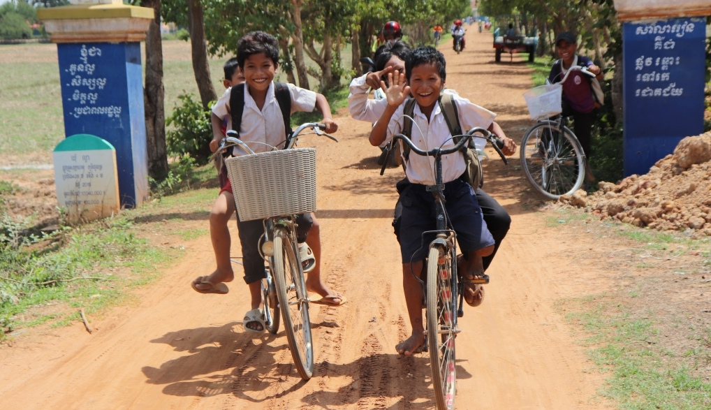 Kinder auf einem Fahrrad 