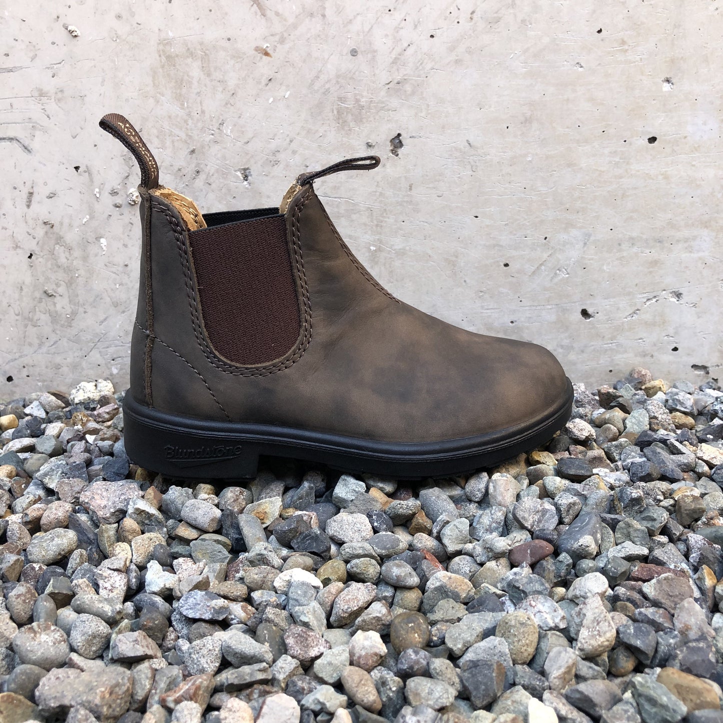 Blundstone 1468 Kids Chelsea Boot Antique Brown Abicus