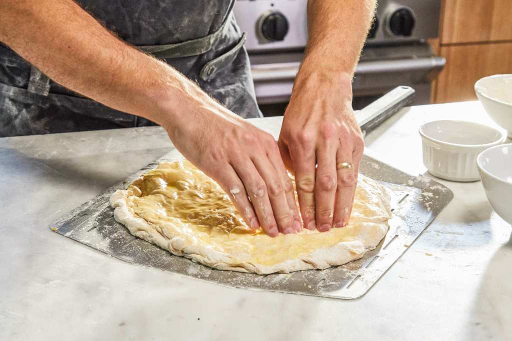 La pâte à pidesi Ramazan brossée dans l'œuf est aplati à la main