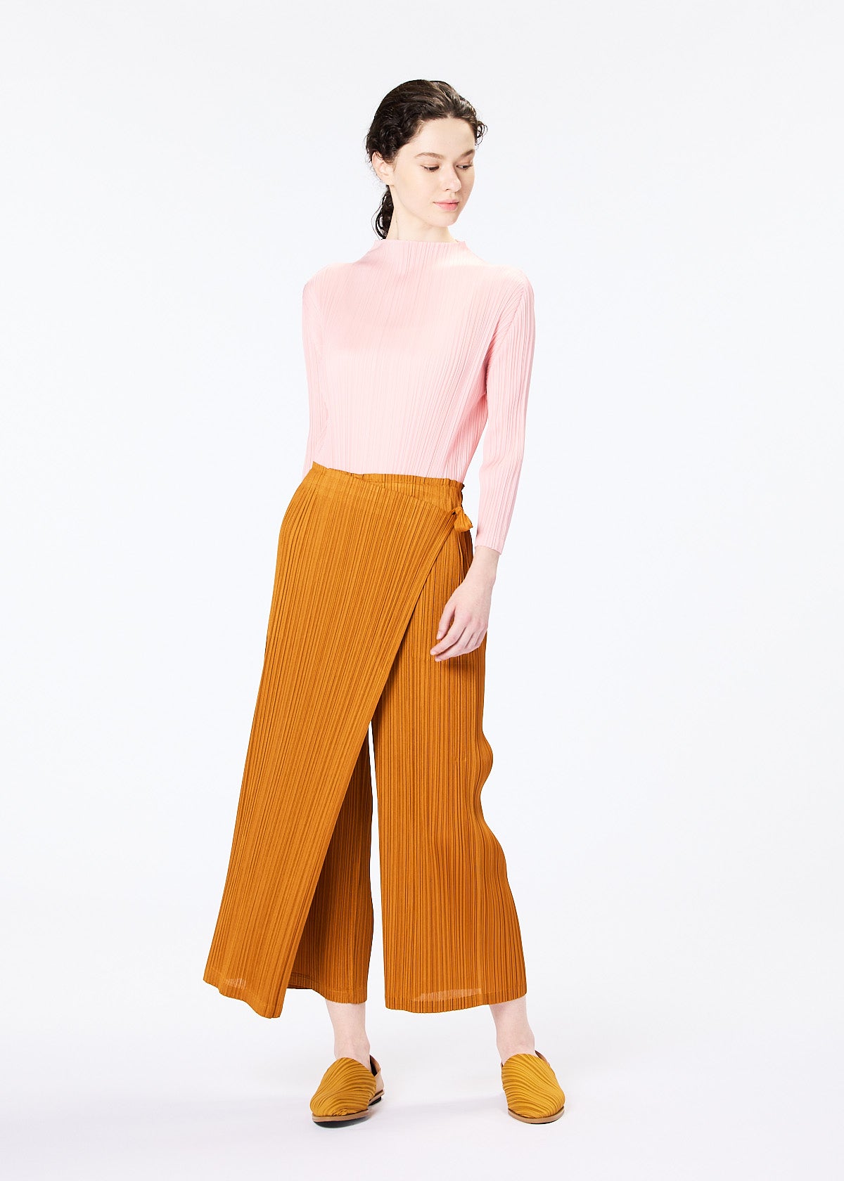 MONTHLY COLORS : FEBRUARY TOP | The official ISSEY MIYAKE ONLINE