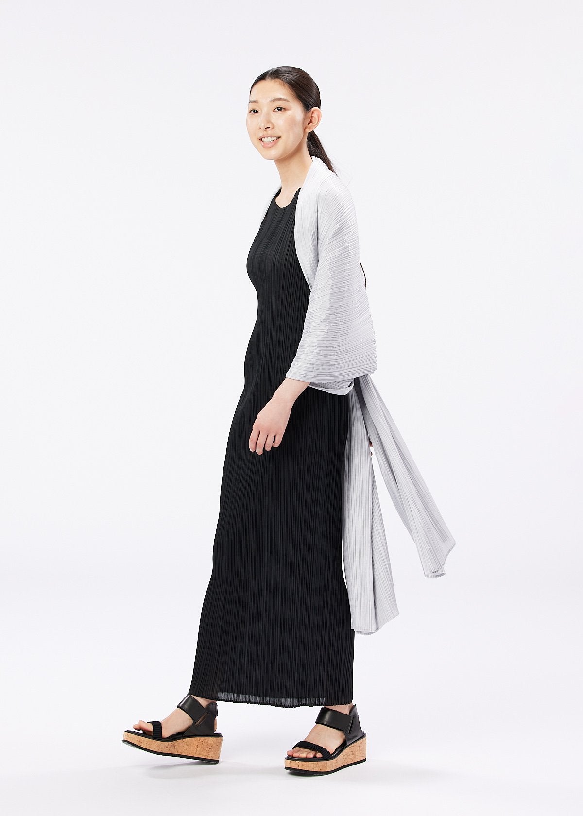 BASIC MADAME-T STOLE | The official ISSEY MIYAKE ONLINE STORE