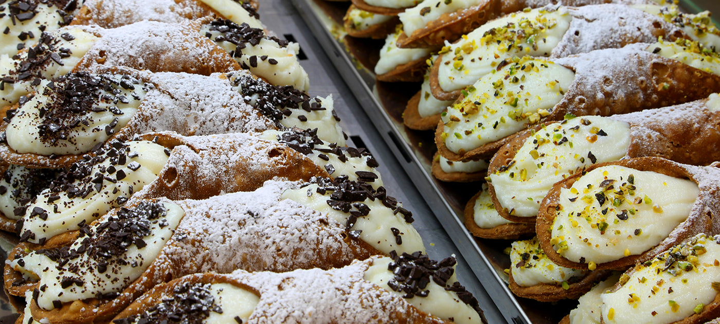 Cannoli with chocolate and pistachio