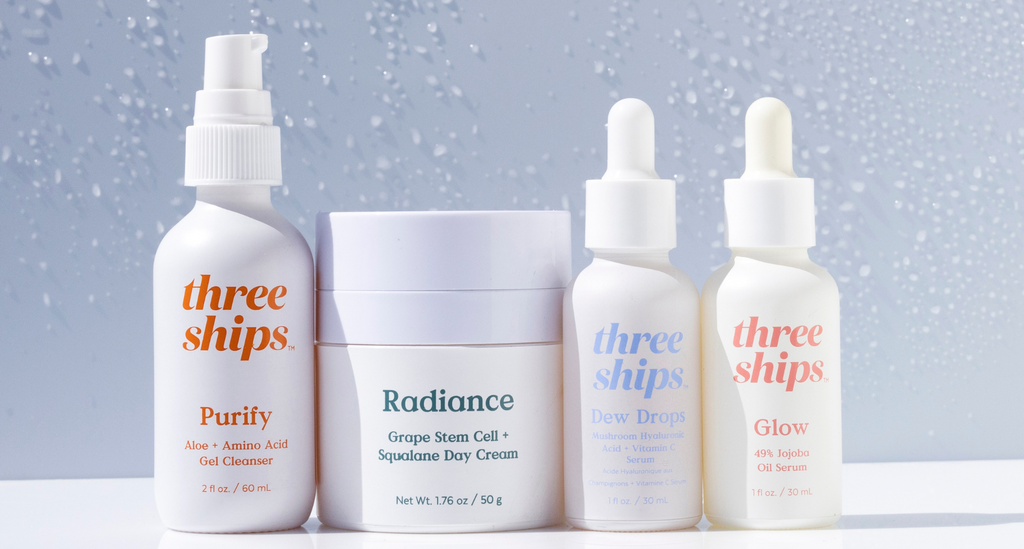 Gel nettoyant Purify à l'aloe vera + acides aminés, cellules souches de raisin Radiance + crème de jour au squalane, gouttes de rosée, acide hyaluronique de champignon + sérum à la vitamine C, sérum à l'huile de jojoba Glow 49 % Studio Image