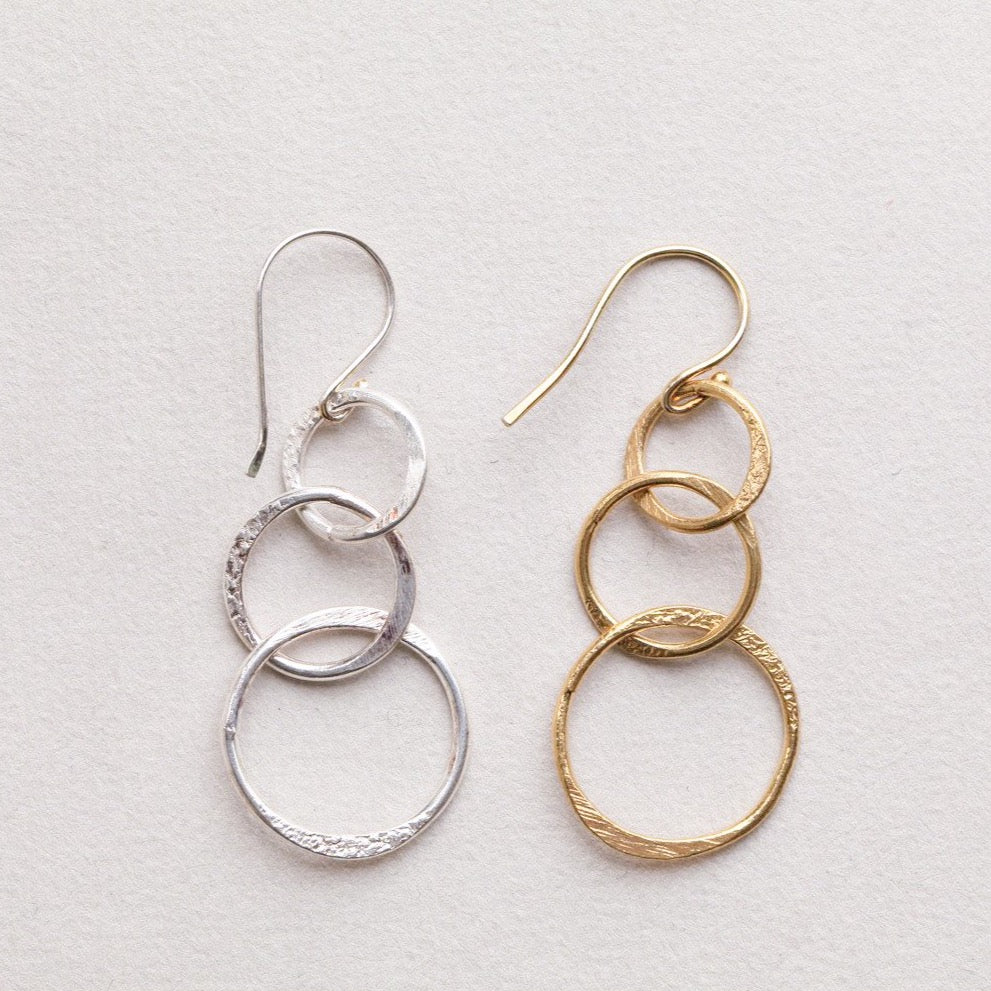 Long Hammered Circles Earrings in Silver/Aretes largos con círculos  martillados en plata - MyLatinStore