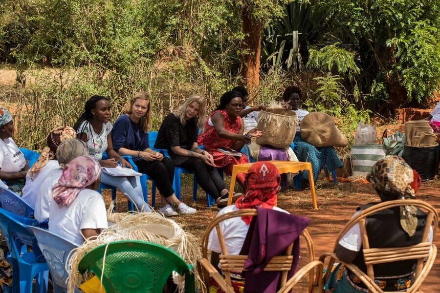 Minna, Mari, Ruth ja Victoria tapaavat käsityöläisiä Keniassa
