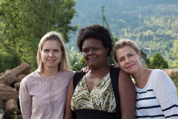 Ystävät Minna, Ruth ja Mari Keniassa