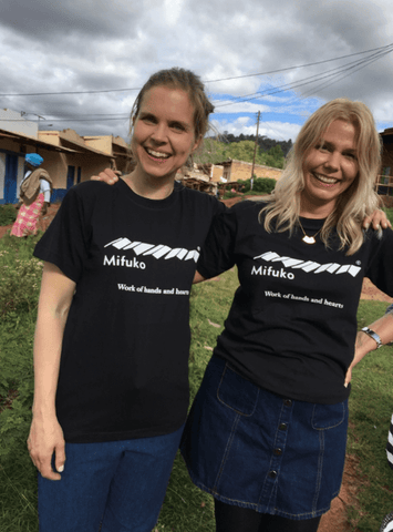 Minna ja Mari Keniassa mustissa Mifukon t-paidoissa