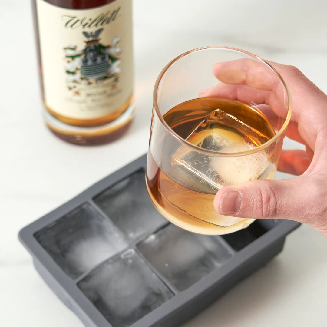 https://cdn.shopify.com/s/files/1/0275/1876/3088/products/whiskey-ice-cube-tray-with-lid-498683_1445x.webp?v=1683100037