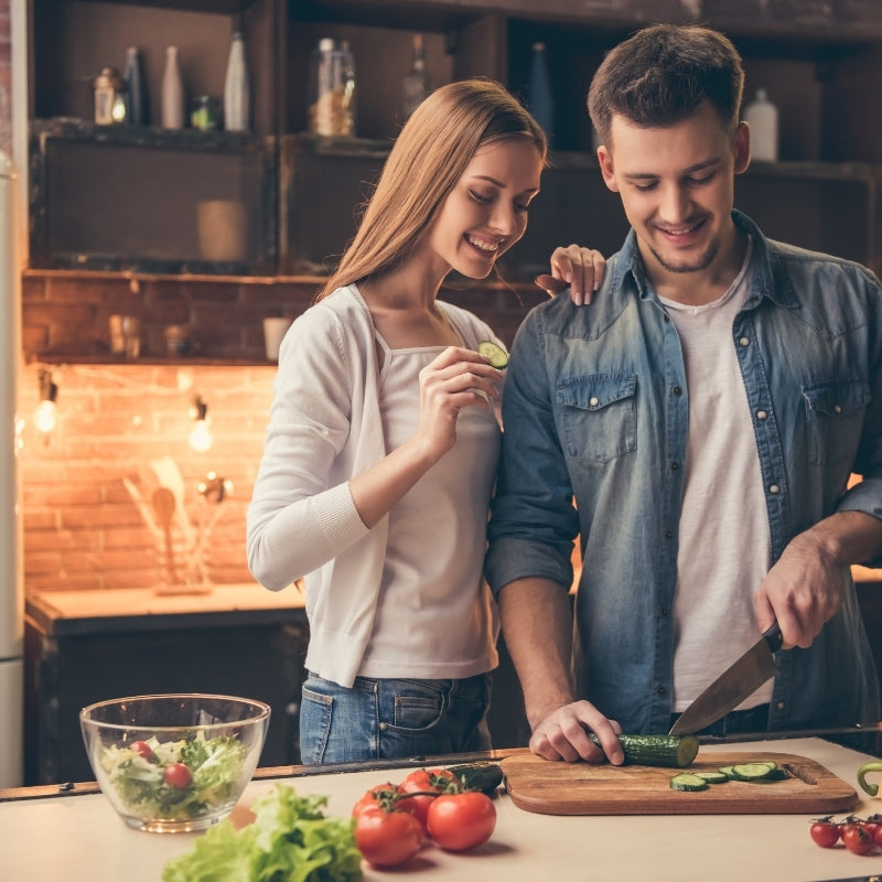 Commencez un cours de cuisine en couple  voici notre recette facile de crêpes que vous pouvez cuisiner en couple.