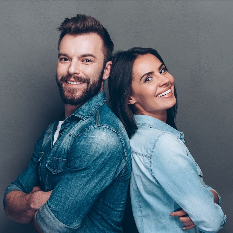 Un couple heureux prend des décisions ensemble